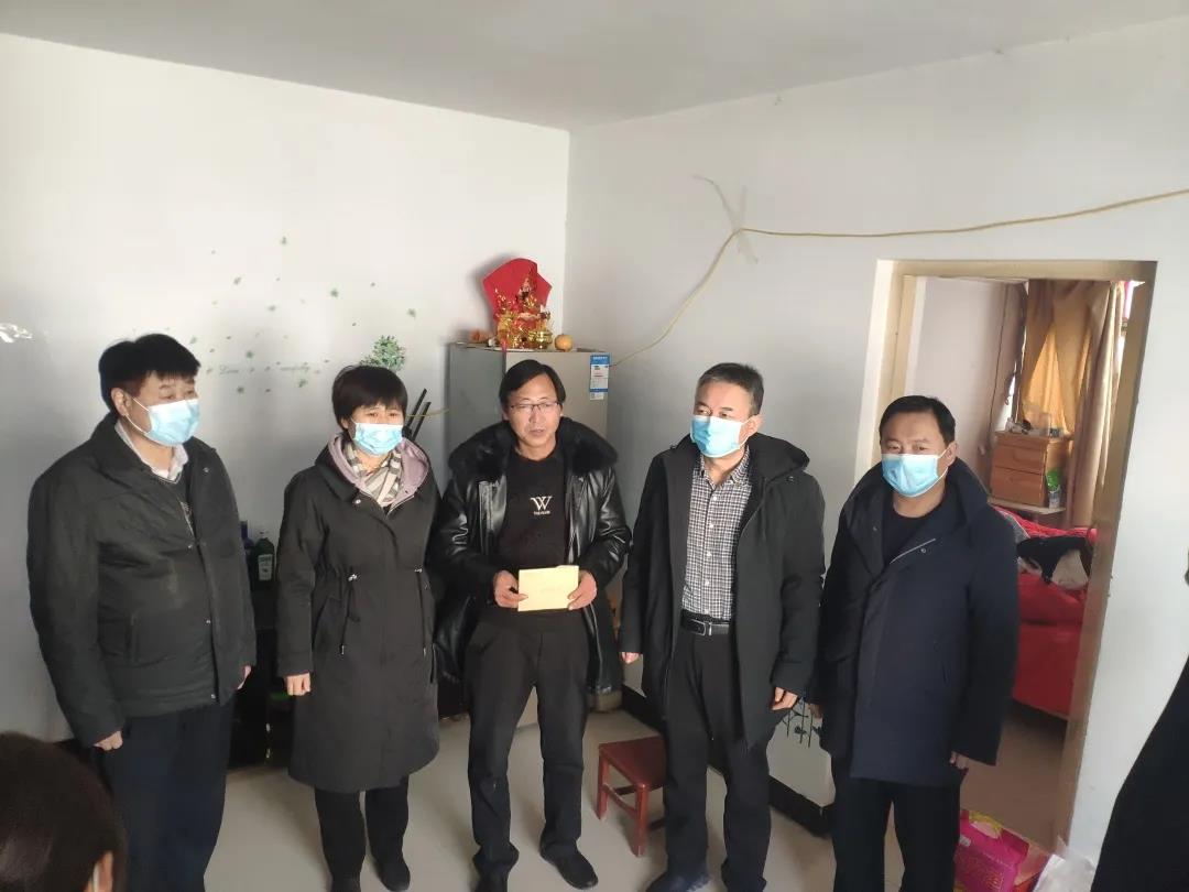 市委统战部副部长杨瑞峰、市侨联副主席孙庭锋一行到濮阳县慰问归侨侨眷