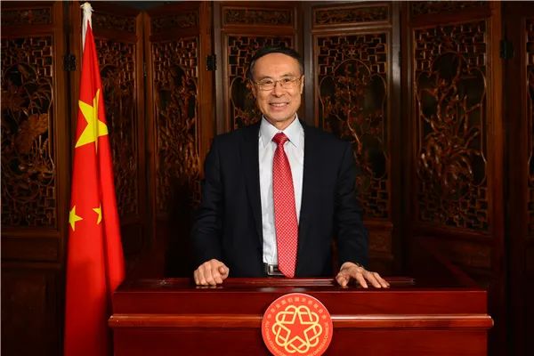 中国侨联主席万立骏向全球华侨华人拜年：隔山隔水不隔情，携手共圆中国梦