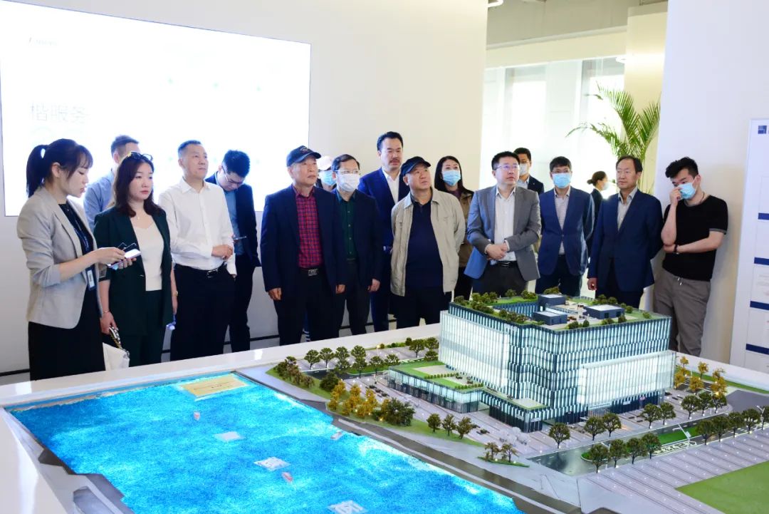 省侨商会一行走进龙湖金融岛、楷林大厦、新发展楷林智慧广场观摩学习