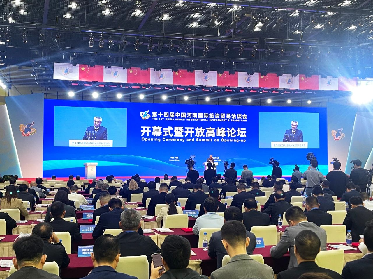 第十四届中国河南国际投资贸易洽谈会开幕，省侨商会常务副会长张晓盈、郑定辉接待客商并参会