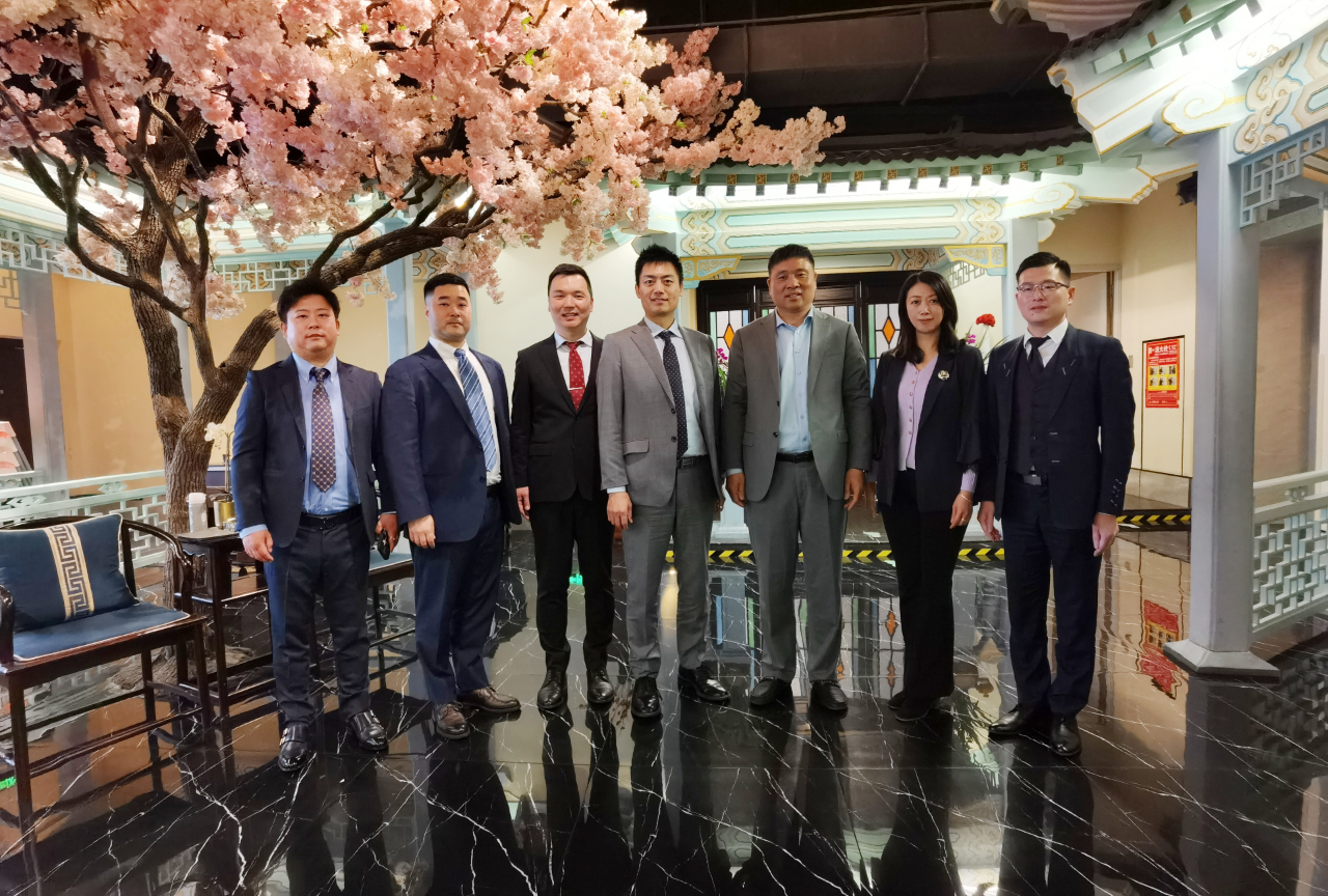 日本河南同乡会一行到访省侨商会，省侨商会监事长郑定辉、副会长王培雷热情接待
