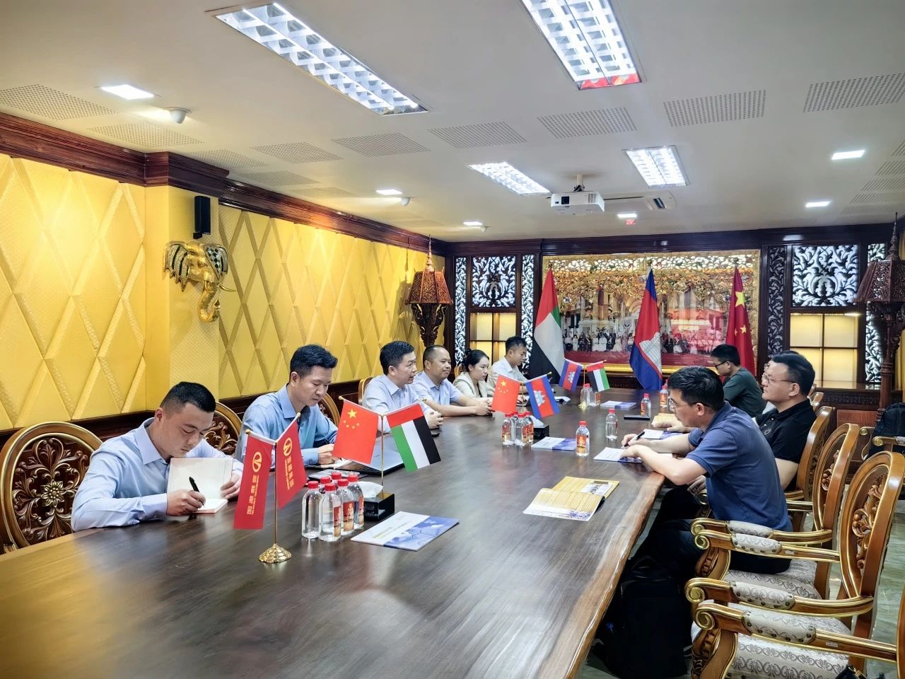【名誉会长】香港富春有限公司、香港宁兴集团等一行考察柬埔寨中国侨商经济特区项目，我会名誉会长徐旭昶热情接待一行