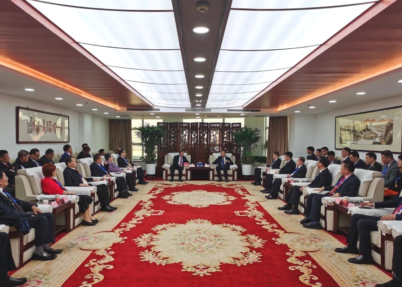 万立骏会见世界福州十邑同乡总会访问团