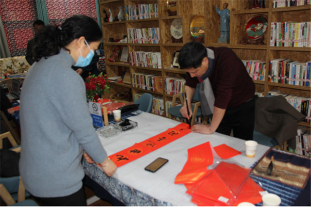 湖滨区侨联开展“新春送祝福，温情暖侨心”送春联活动
