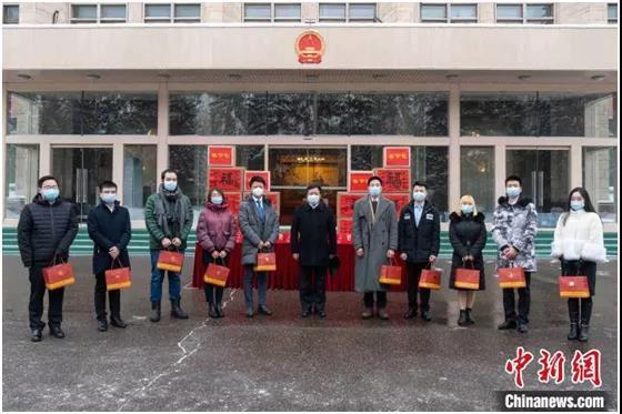 资料图：1月22日，中国驻俄罗斯大使馆向中国留学生发放防疫“春节包”。中国驻俄罗斯使馆供图