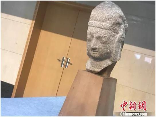 2018年7月13日，美国华裔王纯杰夫妇将一件北魏时期的石雕天王头像捐赠予山西博物院?！『?摄