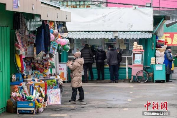 资料图：哈萨克斯坦局势趋稳，商铺开门民众出门购物