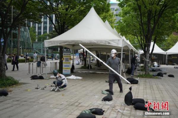 当地时间4月22日，韩国首尔市政府宣布位于首尔广场的临时核酸检测点终止运营，并于当日中午12时起开始拆除工作。 中新社记者 刘旭 摄