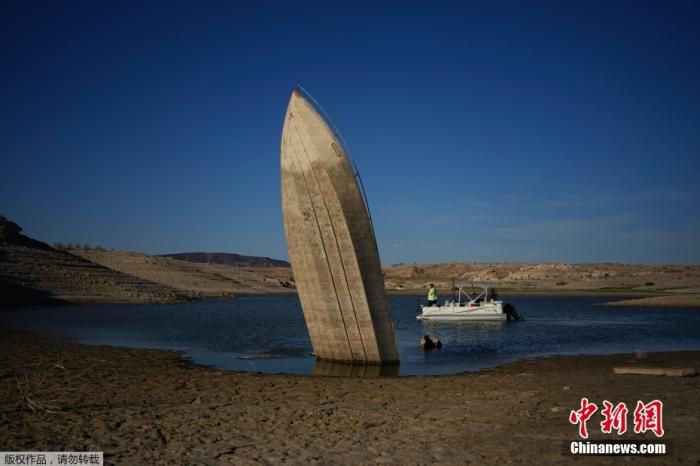 当地时间6月10日，美国内华达州米德湖的水位下降至80年来最低水平，一艘以前沉没的船露出。