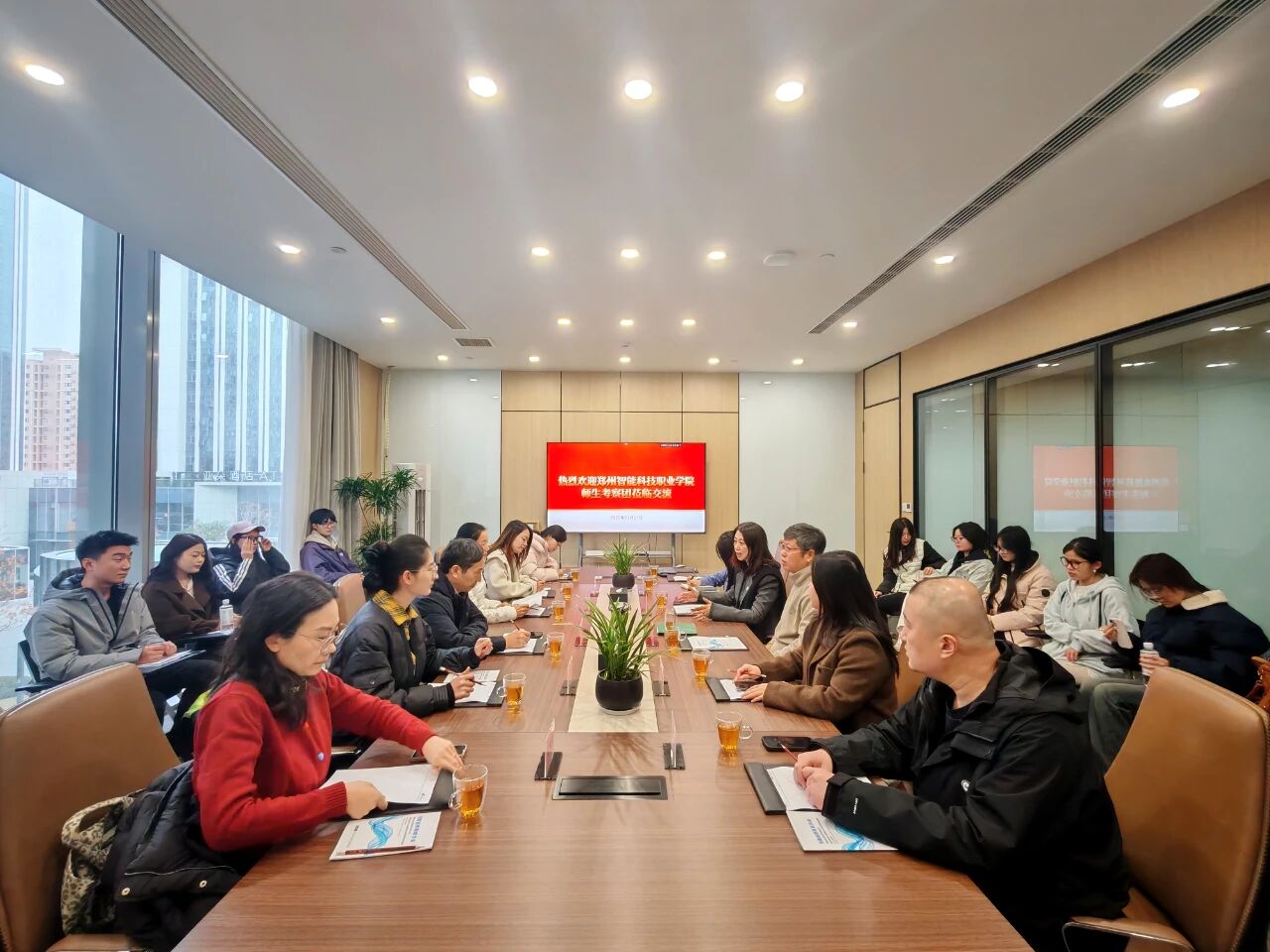 【商会动态】打造校企合作样板，促进商会内部资源循环——河南省侨商联合会与郑州智能科技职业学院师生共话发展新机遇