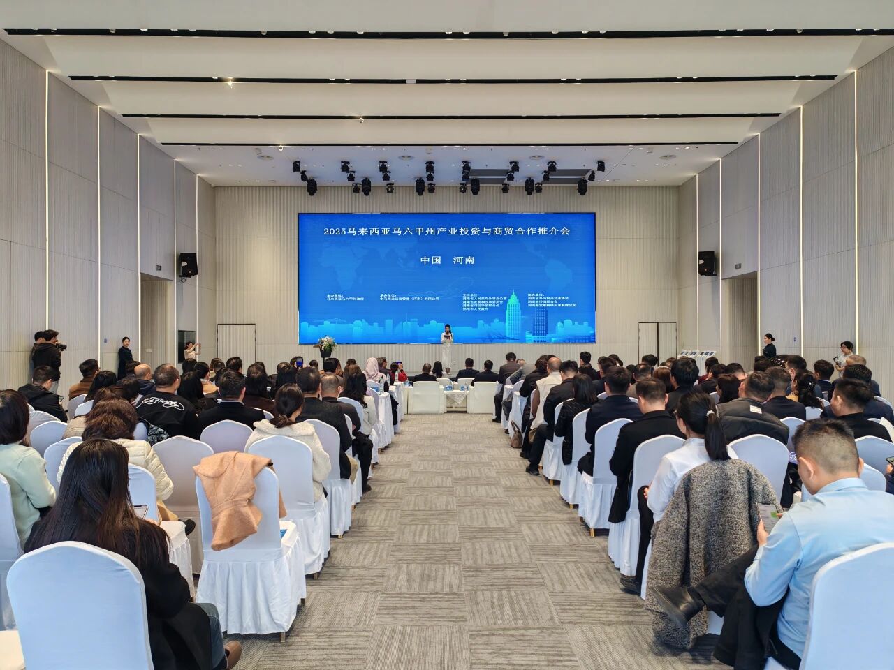 【商会动态】马来西亚河南展销中心近日在郑启幕，与“河南优品馆-豫侨优选”平台共筑双循环新枢纽